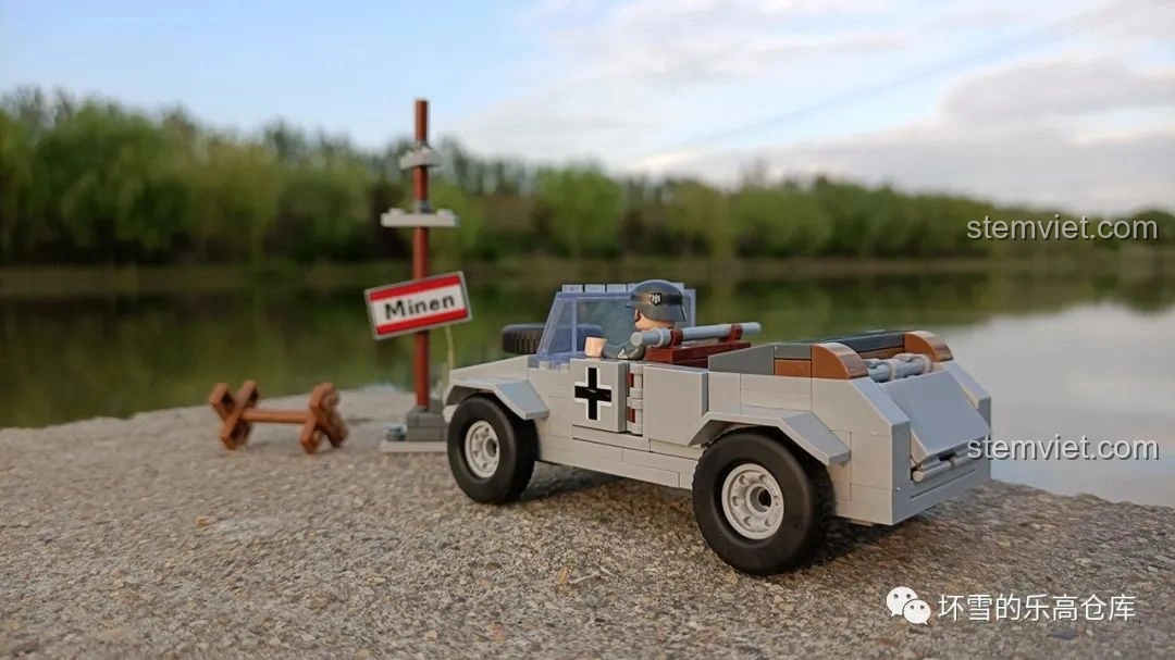 Mô hình đồ chơi lắp ráp xe quân sự Đức QUANGUAN VW82 Kübelwagen đặt ngoài trời cạnh hồ nước, cảnh quan đẹp.