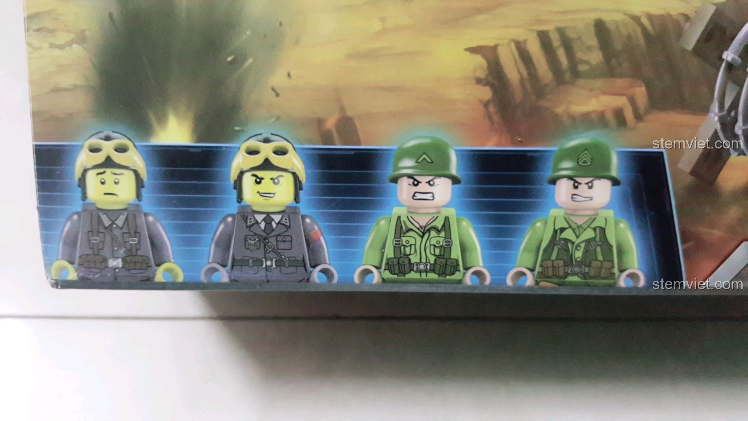 Cận cảnh 4 minifigures lính trong bộ đồ chơi lắp ráp Enlighten 1711 Xe Tăng Phản Công Chiến Trường.