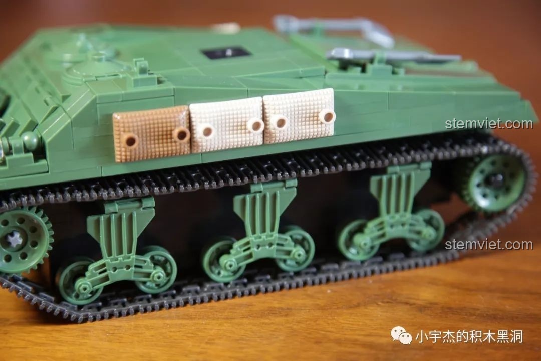 Phần đầu xe của đồ chơi lắp ráp Xe Tăng Sherman M4A1 cho trẻ 6 tuổi với súng máy và đèn pha, rất ngầu.