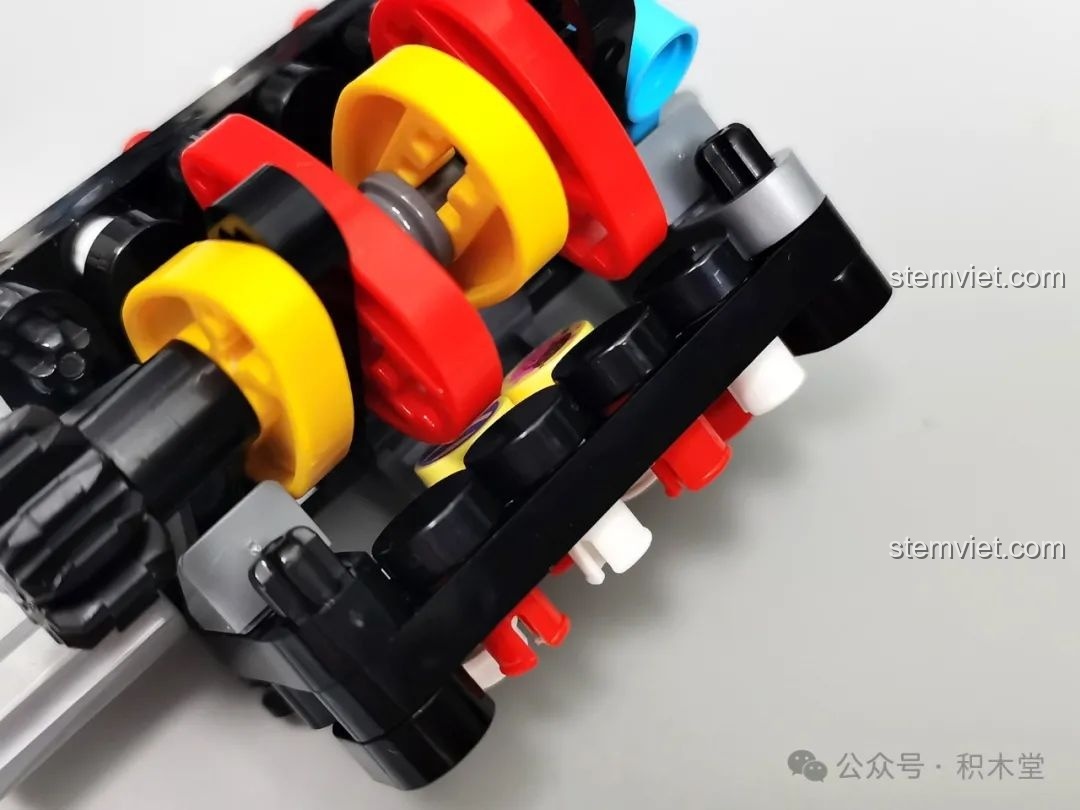 Ảnh 18 của bộ lắp ráp JAKI JK8808 Siêu Xe Khái Niệm Phantom, động cơ đang lắp. Đây là một bộ đồ chơi Mô hình siêu xe JK 8808 đáng tiền.