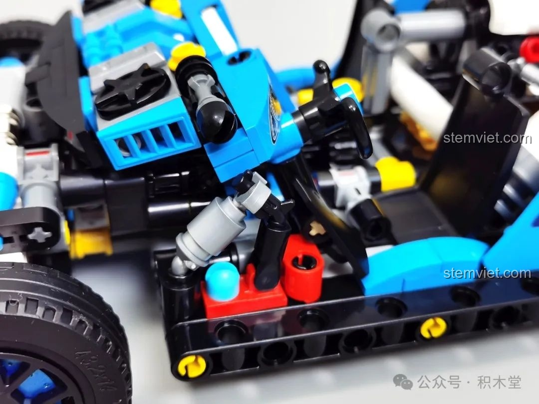 Ảnh 45 của bộ lắp ráp JAKI JK8808 Siêu Xe Khái Niệm Phantom, động cơ và ống dẫn. Đây là một bộ đồ chơi Mô hình siêu xe JK 8808 đáng tiền.