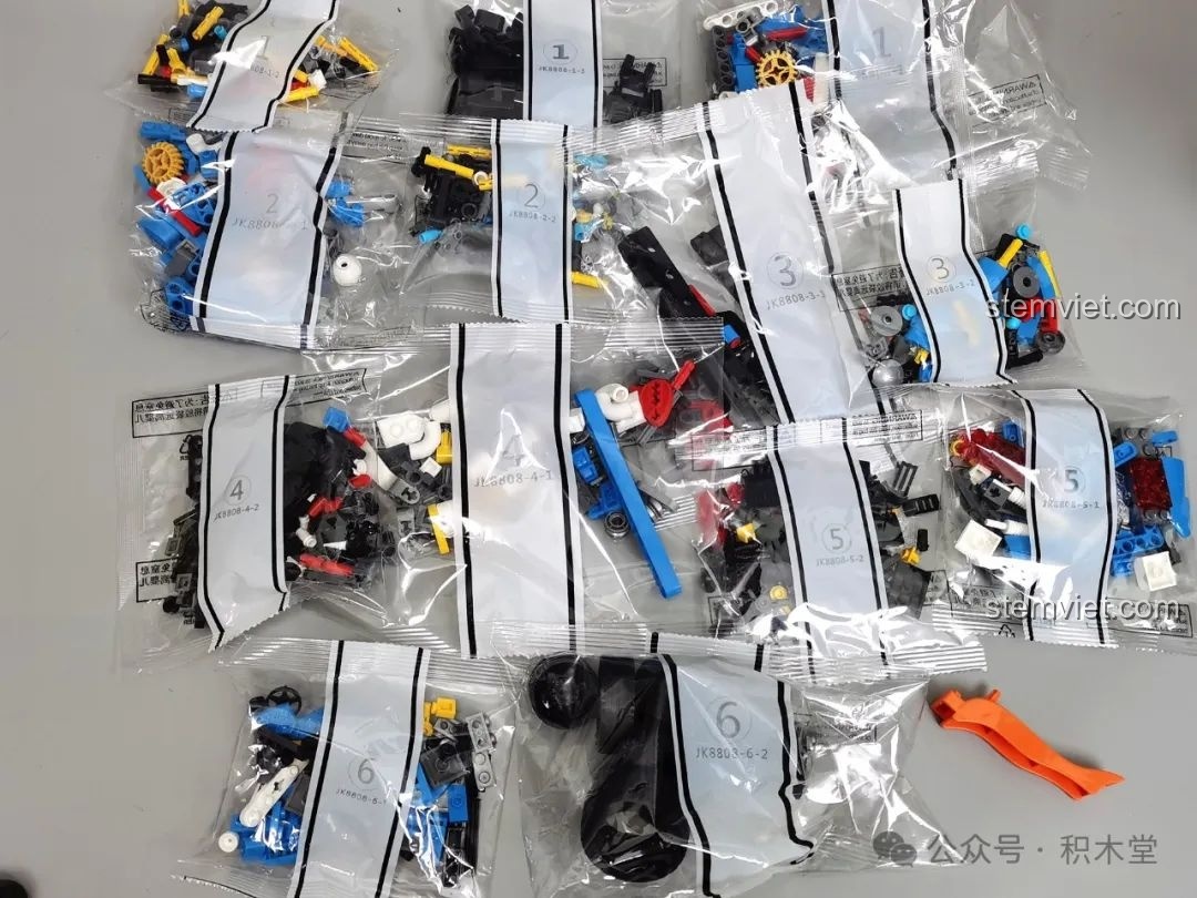 Ảnh 6 của bộ lắp ráp JAKI JK8808 Siêu Xe Khái Niệm Phantom, các túi mảnh ghép được đánh số. Đây là một bộ đồ chơi Mô hình siêu xe JK 8808 đáng tiền.