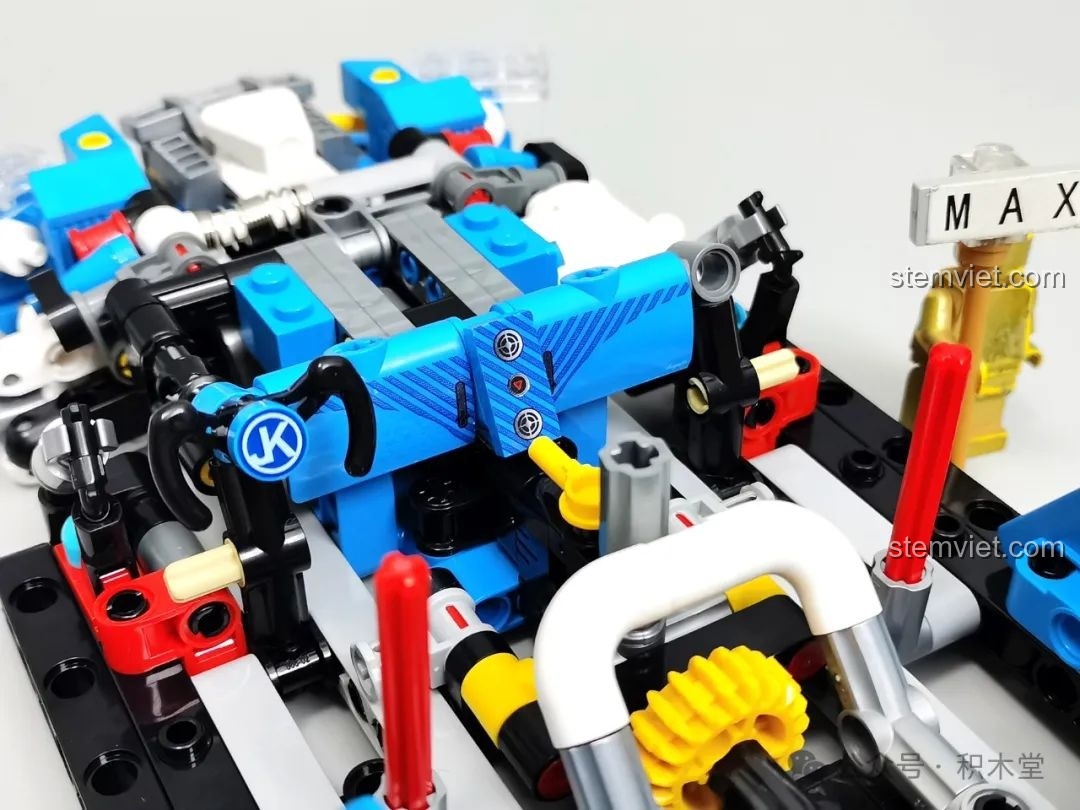 Ảnh 15 của bộ lắp ráp JAKI JK8808 Siêu Xe Khái Niệm Phantom, vô lăng và bảng điều khiển. Đây là một bộ đồ chơi Mô hình siêu xe JK 8808 đáng tiền.