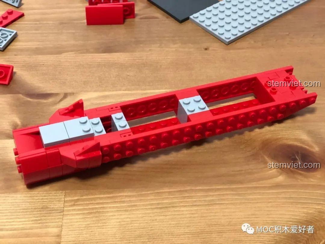 Chi tiết boong tàu sân bay Sơn Đông của bộ đồ chơi mô hình 072 với nhiều decal, tuy nhiên có lỗi màu sắc nhỏ.