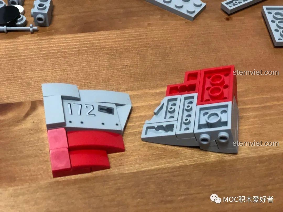 Phần mũi tàu của bộ đồ chơi mô hình 072 với đường cong phức tạp, được tạo hình khéo léo bằng nhiều mảnh nghiêng.