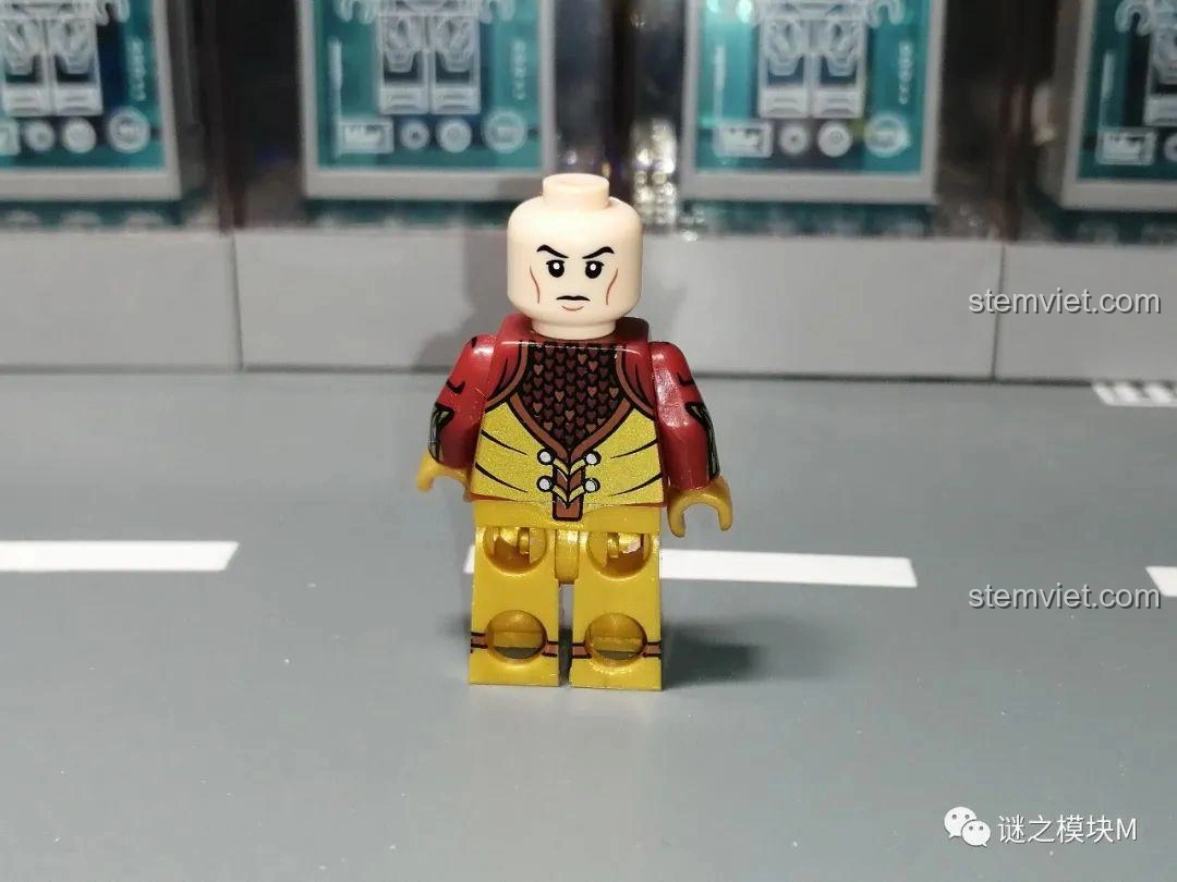 Mặt sau của thân minifigure Tinh Linh KORUIT KT1050 kiểu in vàng, chi tiết hoàn hảo.