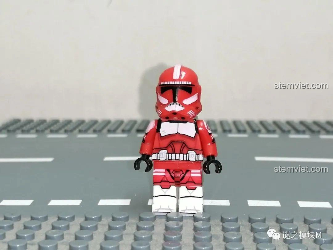 Ảnh cận cảnh mặt trước minifigure Coruscant Guard Commander Fox từ bộ XINH X0300, tập trung vào tổng thể thiết kế - đồ chơi mô hình Bộ Minifigure Star Wars 0300 hợp túi tiền.
