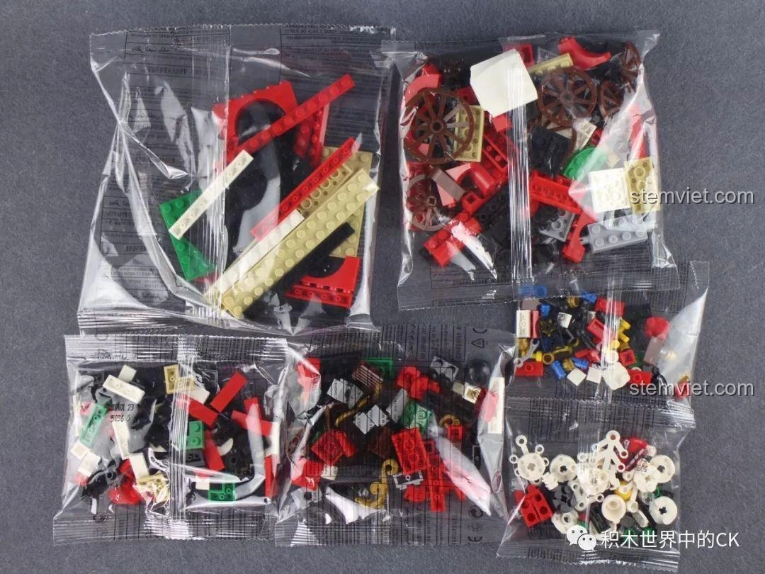 Ảnh cận cảnh các túi mảnh ghép của bộ đồ chơi mô hình Bộ Xếp Xe Lửa Giáng Sinh Winner 5036, cho thấy sự đa dạng về màu sắc và hình dạng của các chi tiết, sẵn sàng cho việc lắp ráp.