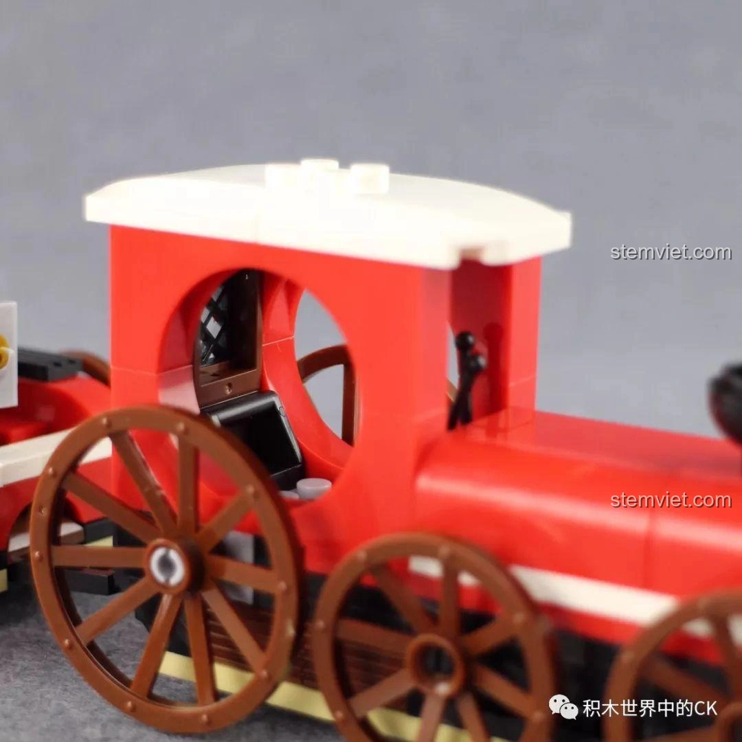 Ảnh cận cảnh chú robot và hai hộp quà đi kèm bộ đồ chơi mô hình Bộ Xếp Xe Lửa Giáng Sinh Winner 5036, với thiết kế ngộ nghĩnh và màu sắc tươi sáng, rất thu hút bé.