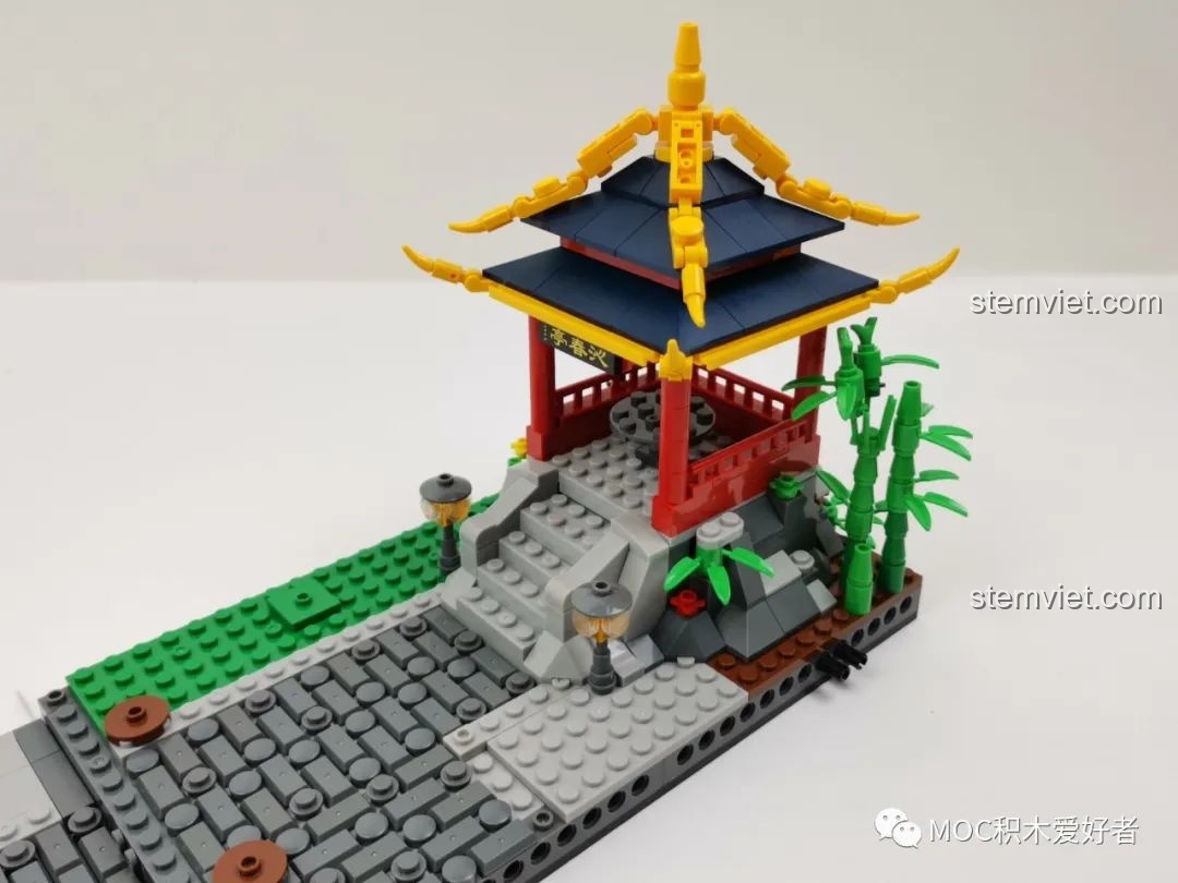 Hoàn thiện đình nghỉ chân với mái cong trong bộ đồ chơi mô hình C9123 siêu tiết kiệm.