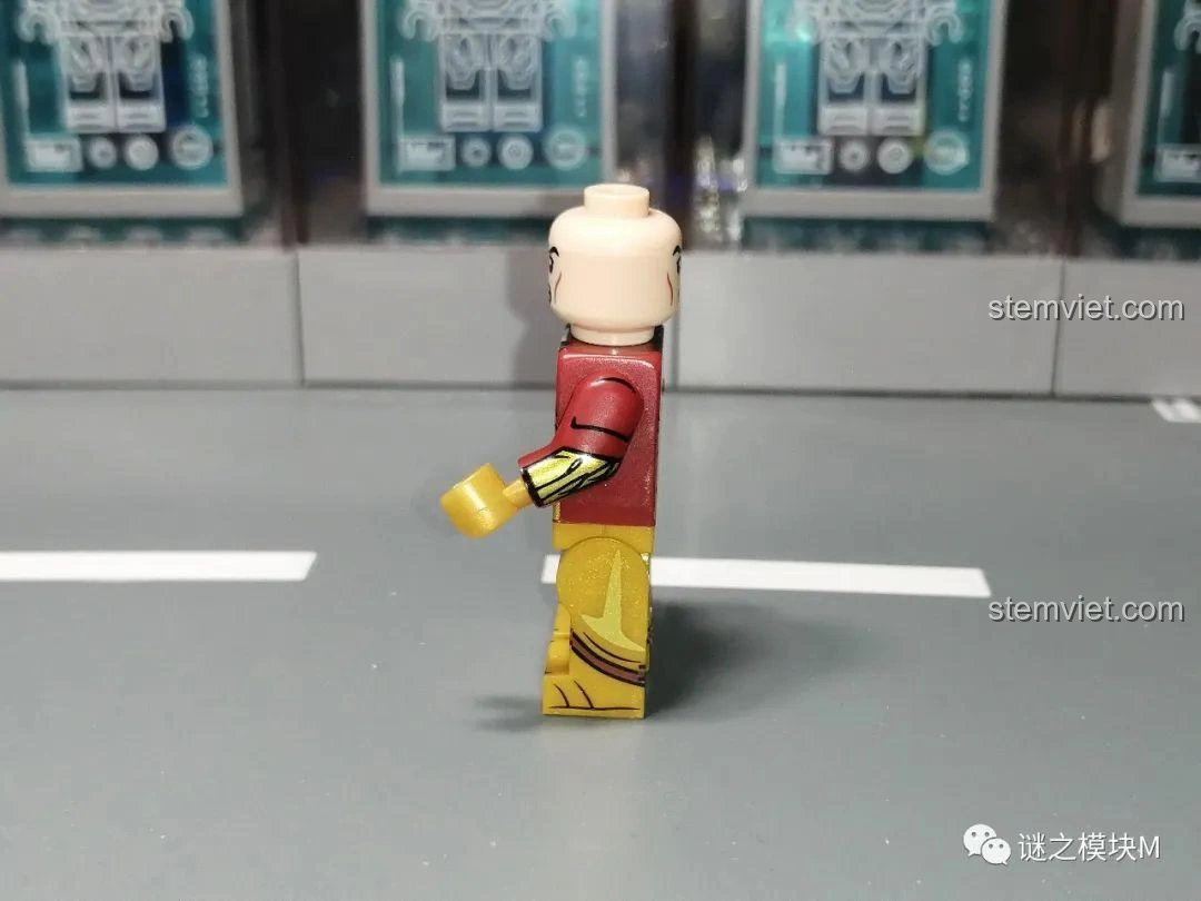 Góc nghiêng của thân minifigure Tinh Linh KORUIT KT1050 kiểu in vàng, chi tiết rõ ràng.