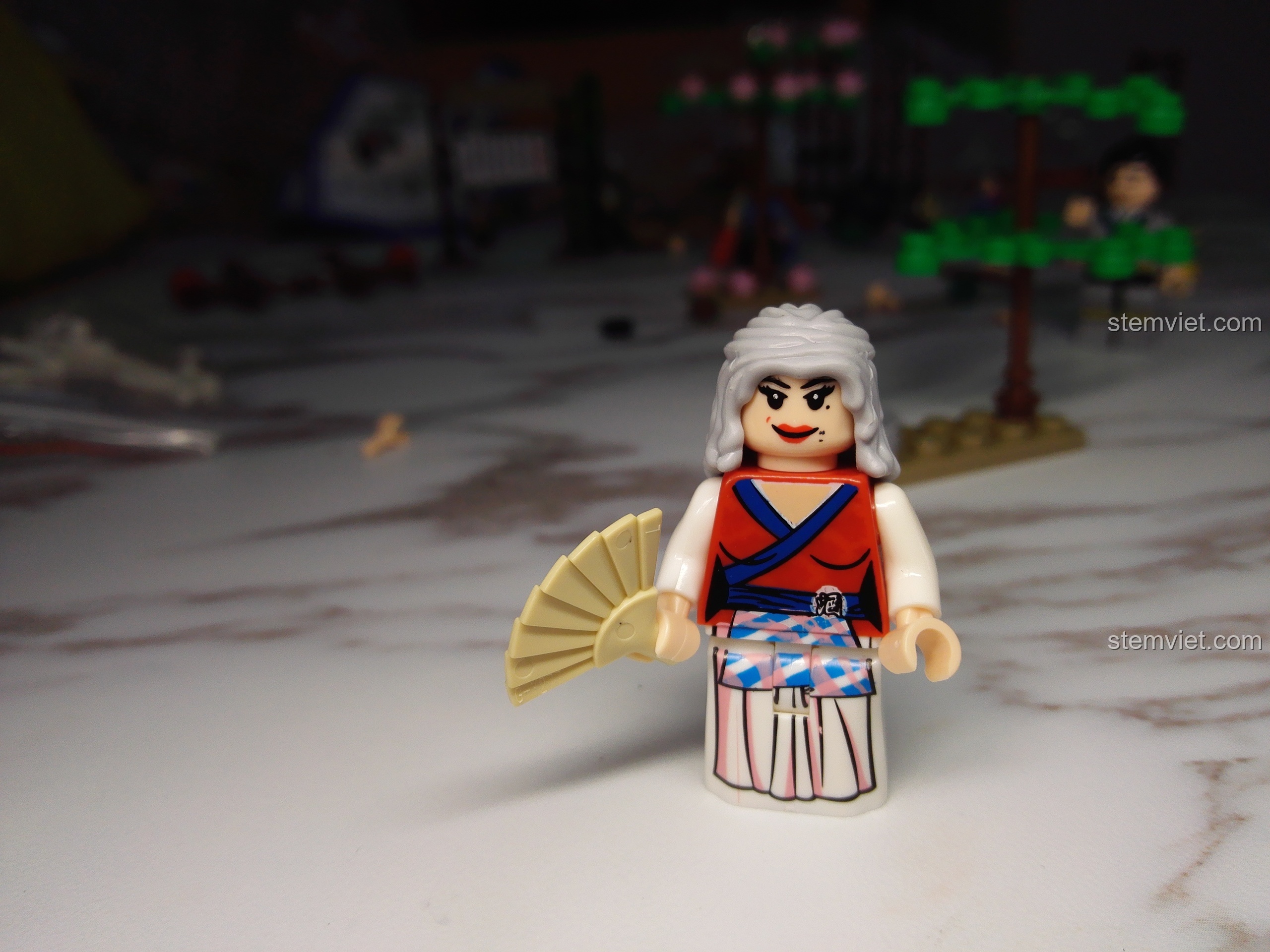 Minifigure Đồng Tương Ngọc với tóc trắng và quạt trong bộ KAZI KY5006.