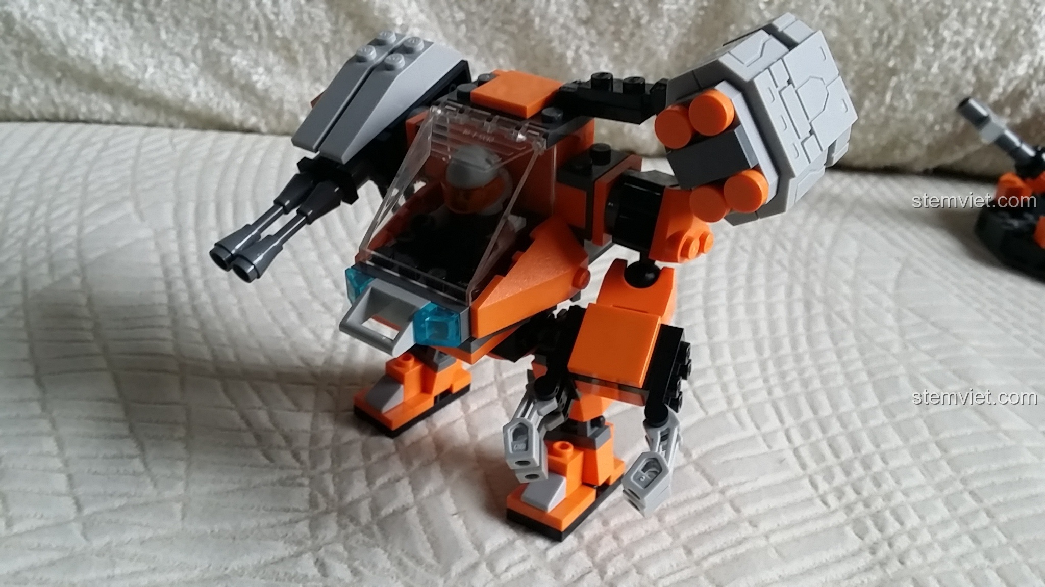 Góc nhìn cận cảnh mô hình robot GUDI 8224 SkyNet Bombard, làm nổi bật phần giáp vai và súng.