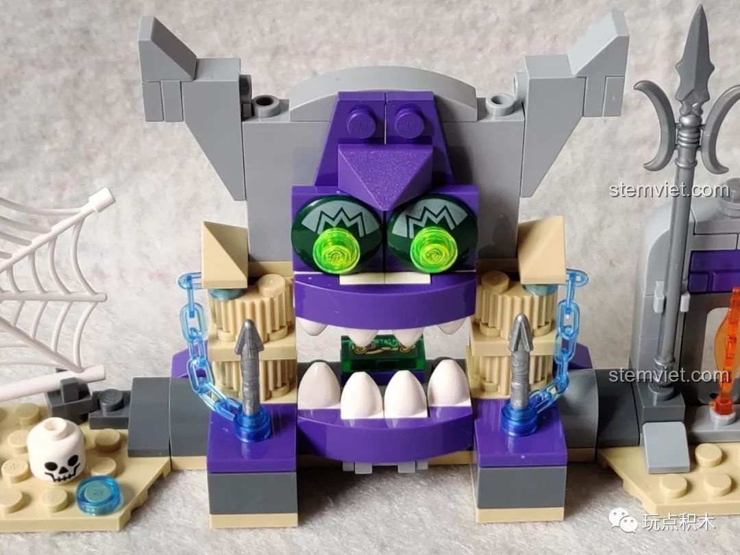 Cận cảnh cơ chế miệng hang động quỷ và viên gạch in hình 'Ngọc Như Ý' trong bộ lắp ráp Hồ Lô Huynh Đệ Enlighten 2501.