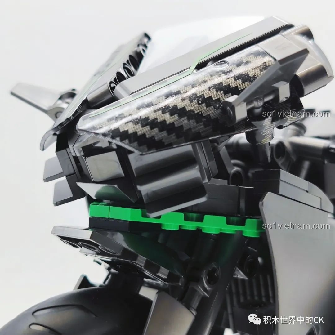 Đồ chơi mô hình Huyền thoại tốc độ Kawasaki cho bé trên 6 tuổi với chi tiết giả carbon ở đầu xe.