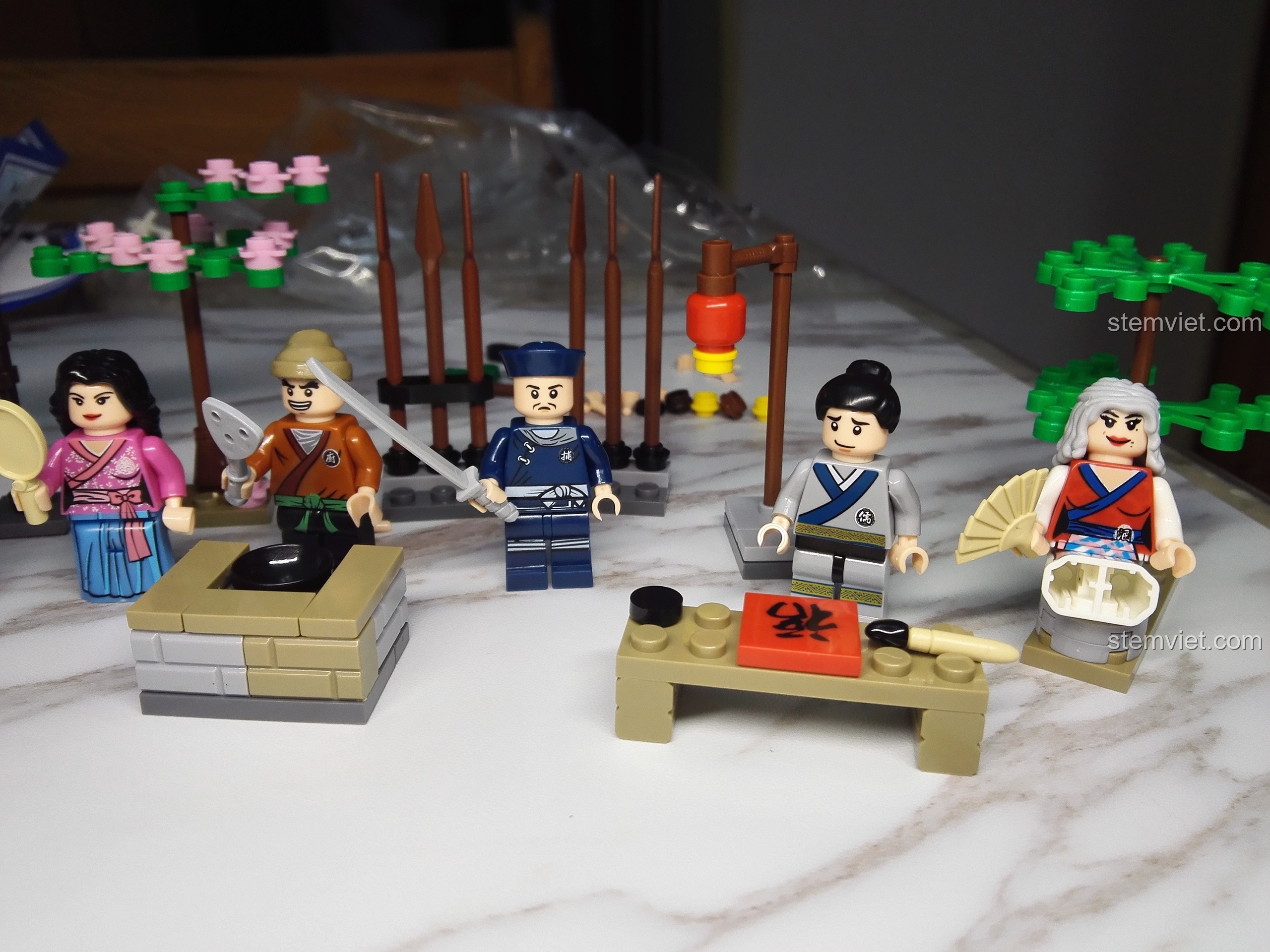 Cận cảnh các minifigure KAZI KY5006 Võ Lâm Ngoại Truyện với phụ kiện.