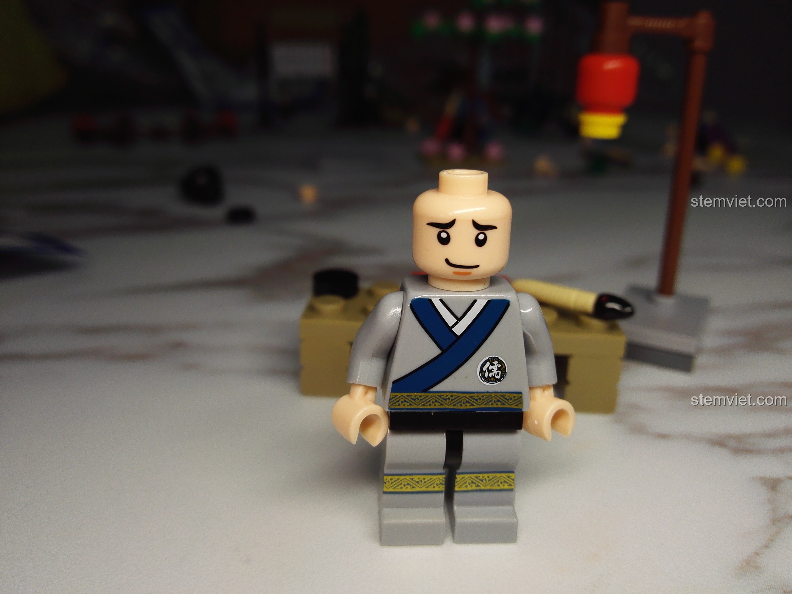 Cận cảnh các minifigure KAZI KY5006 Võ Lâm Ngoại Truyện với phụ kiện.