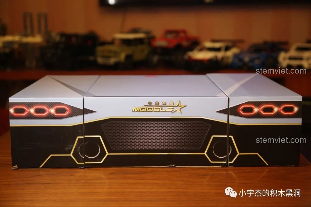 Mặt trước của các hộp nhỏ bên trong bộ lắp ráp Mould King 13056 Lamborghini Hyper, tạo thành hình ảnh đèn pha và lưới tản nhiệt.