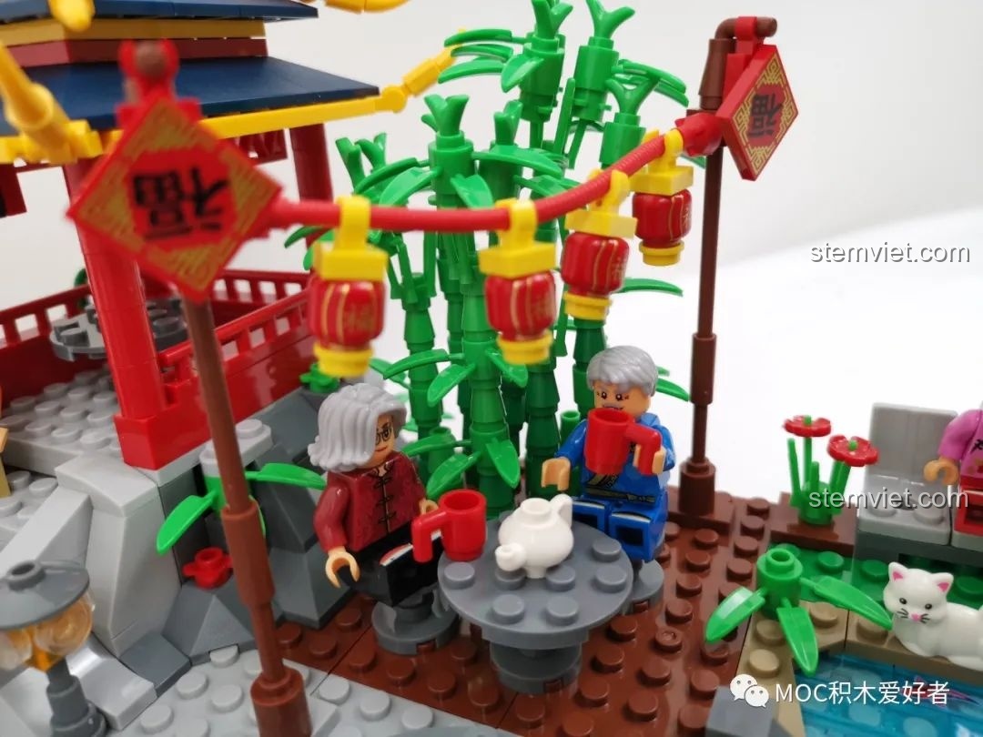 Cặp đôi minifigure đang hẹn hò trên cầu trong bộ đồ chơi mô hình Lễ hội mùa xuân cho con gái từ 6 tuổi.