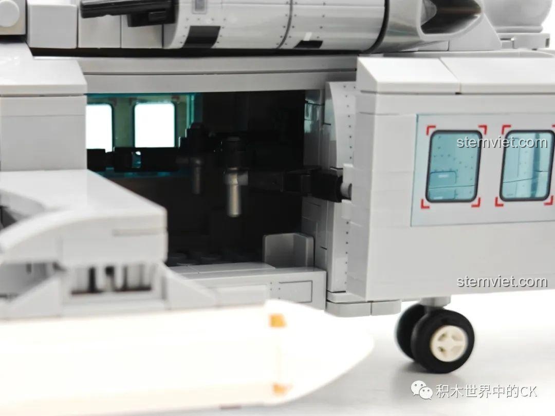 Tính năng cửa trượt có thể mở của đồ chơi mô hình Máy bay trực thăng Z-20 cho bé trai 6 tuổi, tăng tính tương tác.