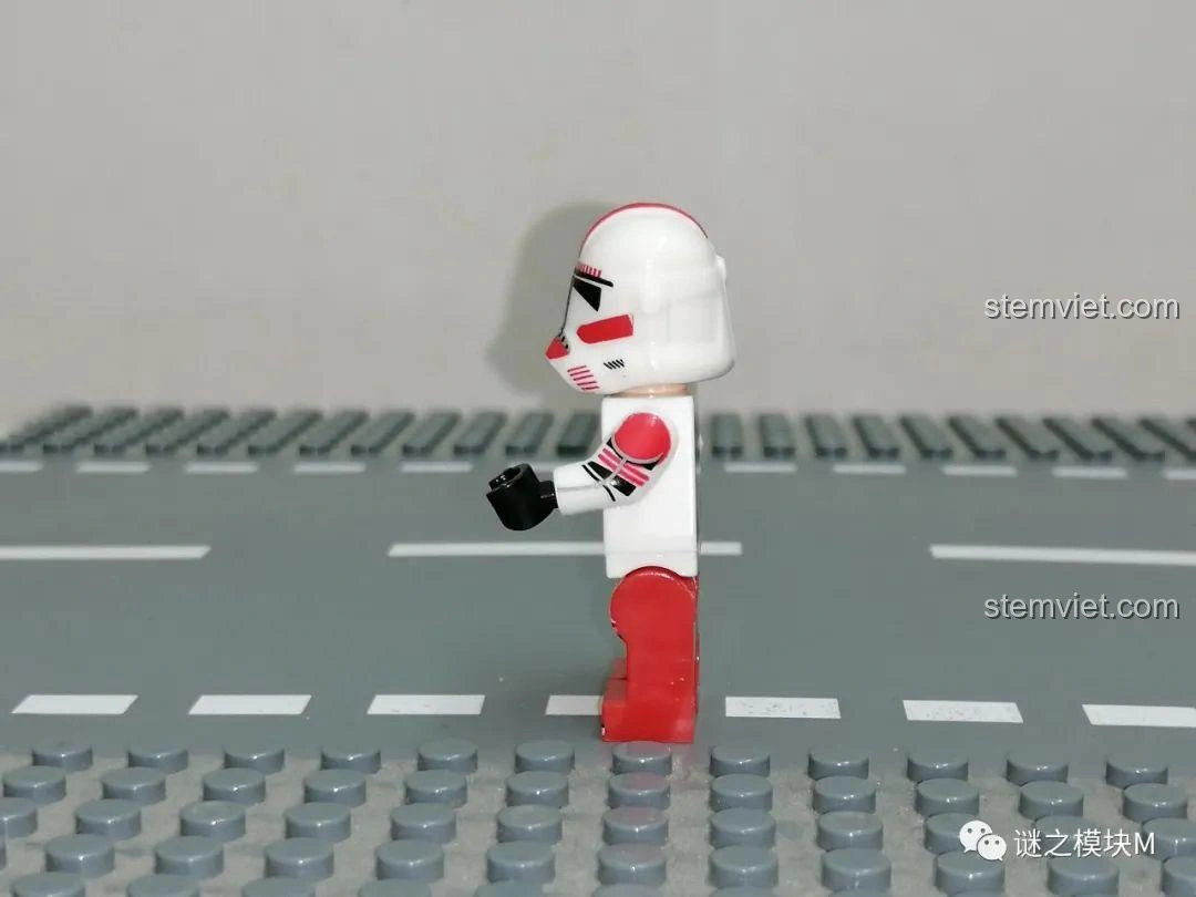 Ảnh cận cảnh mặt bên minifigure Shock Trooper XINH X0300, cho thấy chi tiết in ấn ở hông và tay - đồ chơi mô hình Minifigure Clone Trooper cho trẻ trên 6 tuổi.