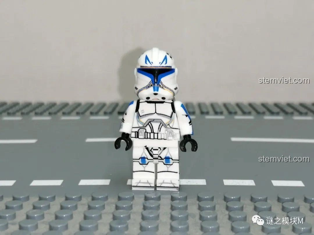 Ảnh cận cảnh mặt sau minifigure 501st Legion Captain Rex từ bộ XINH X0300, cho thấy chi tiết in ấn lưng và hông - đồ chơi mô hình Minifigure Clone Trooper cho trẻ trên 6 tuổi.