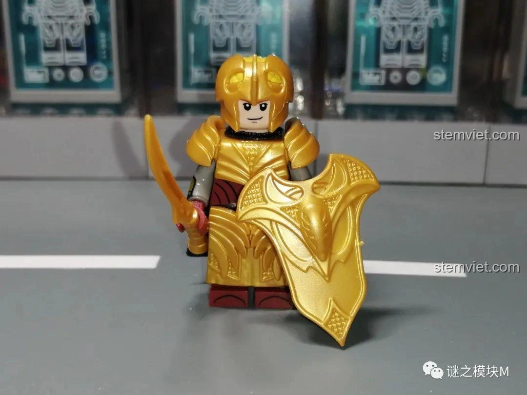 Minifigure Tinh Linh KORUIT KT1050 giáp vàng với kiếm cong và khiên, tư thế chiến đấu.