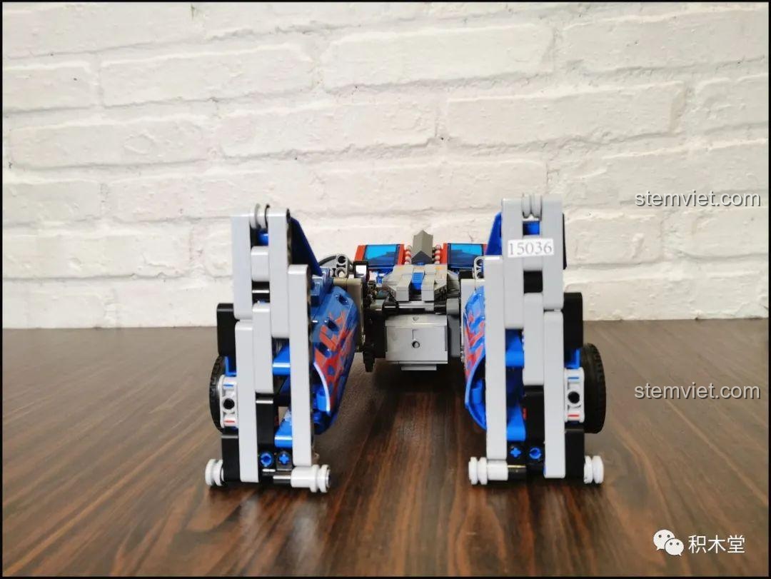 Cận cảnh phần ngực của robot Optimus Prime 15036, với các tấm giáp cố định và chi tiết bên trong.