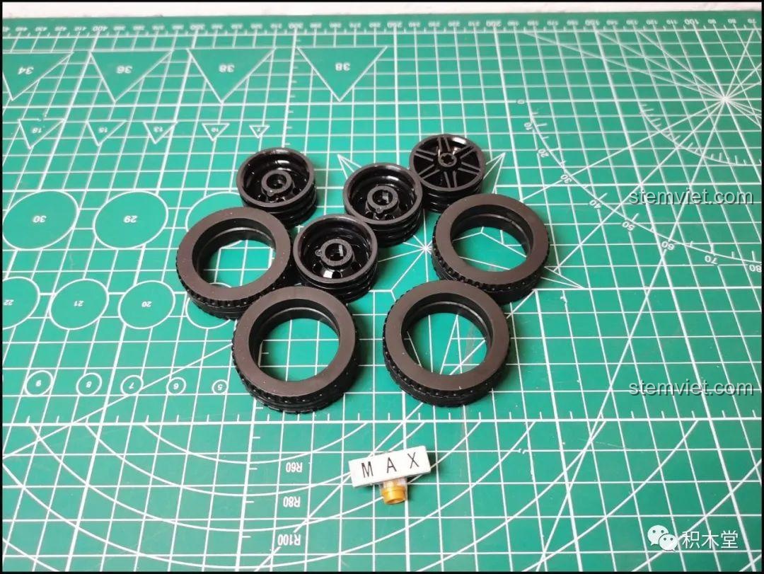 Các bánh xe của bộ lắp ráp Mould King Optimus Prime 15036, cho thấy khả năng biến hình hoặc di chuyển của robot.