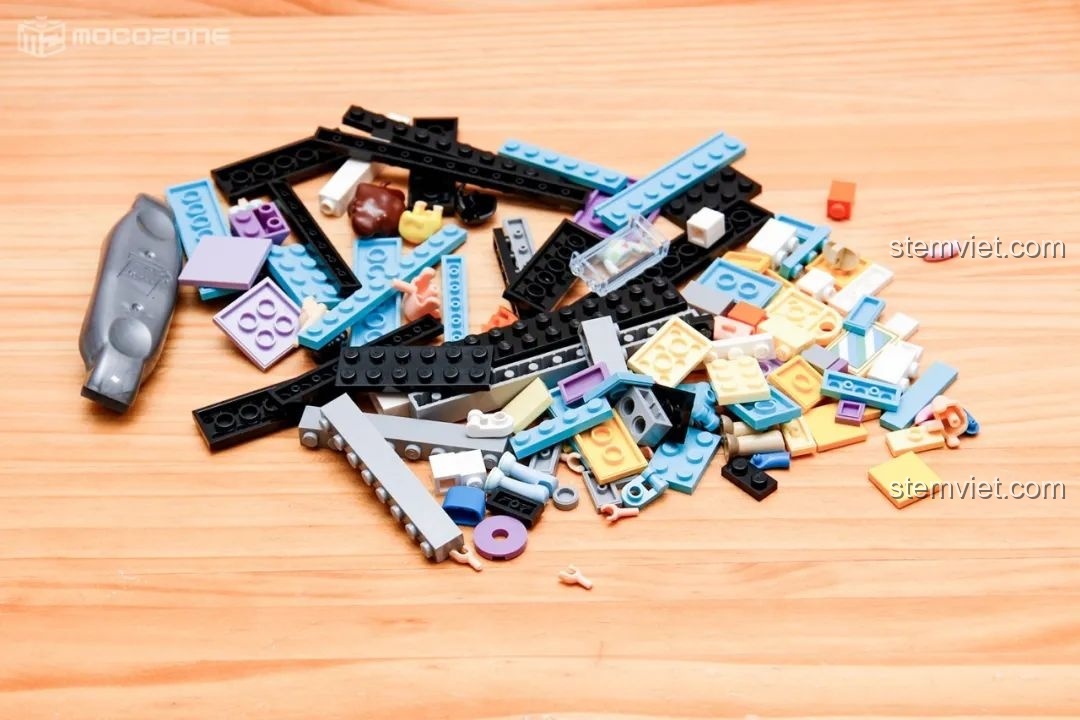 Một đống các mảnh ghép nhỏ nhiều màu sắc của bộ đồ chơi mô hình Ngôi nhà 2 tầng của Shin, thể hiện sự đa dạng chi tiết.