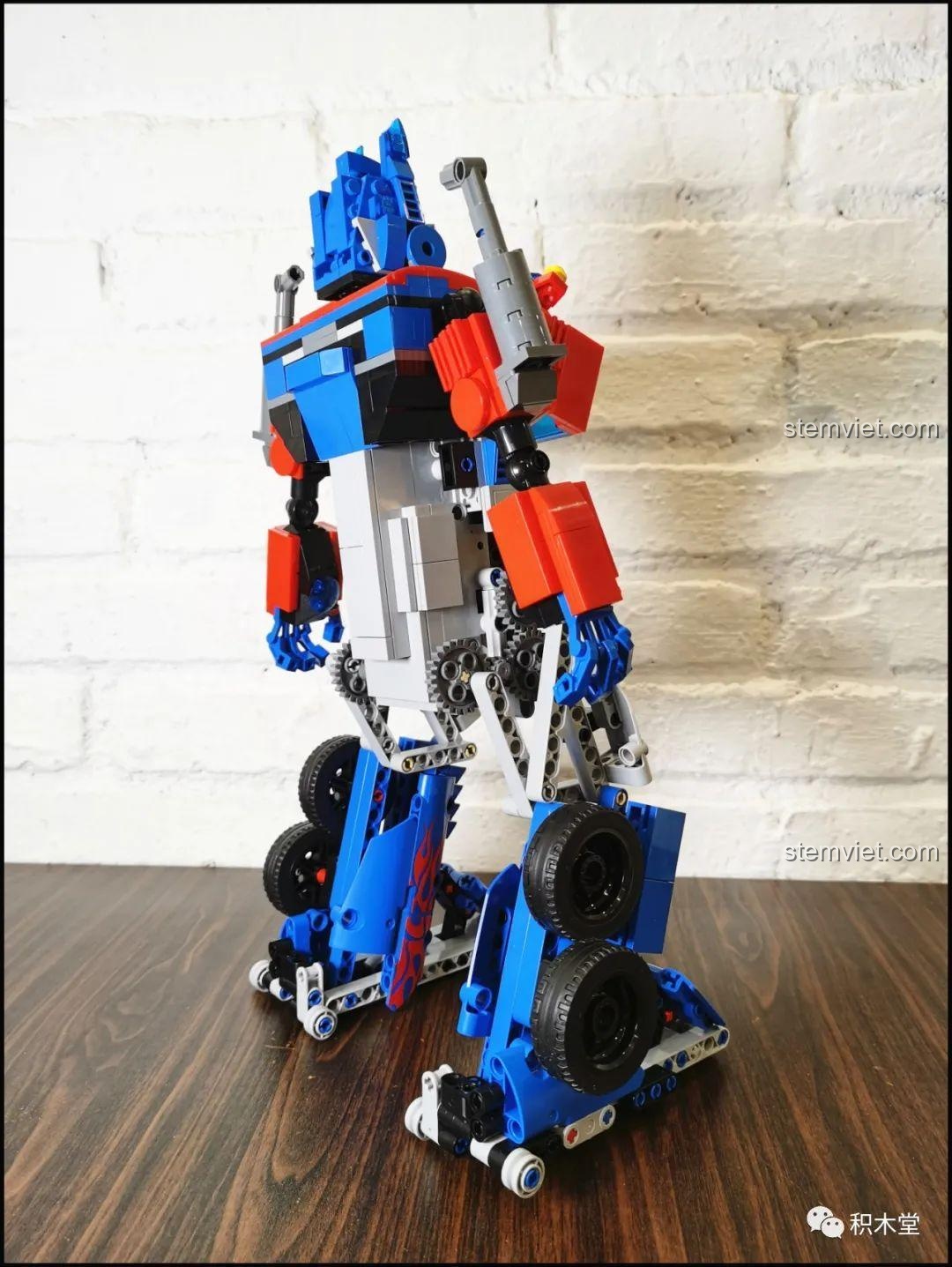 Cận cảnh phần đế của robot Optimus Prime 15036, cho thấy cấu trúc chân và bánh xe.