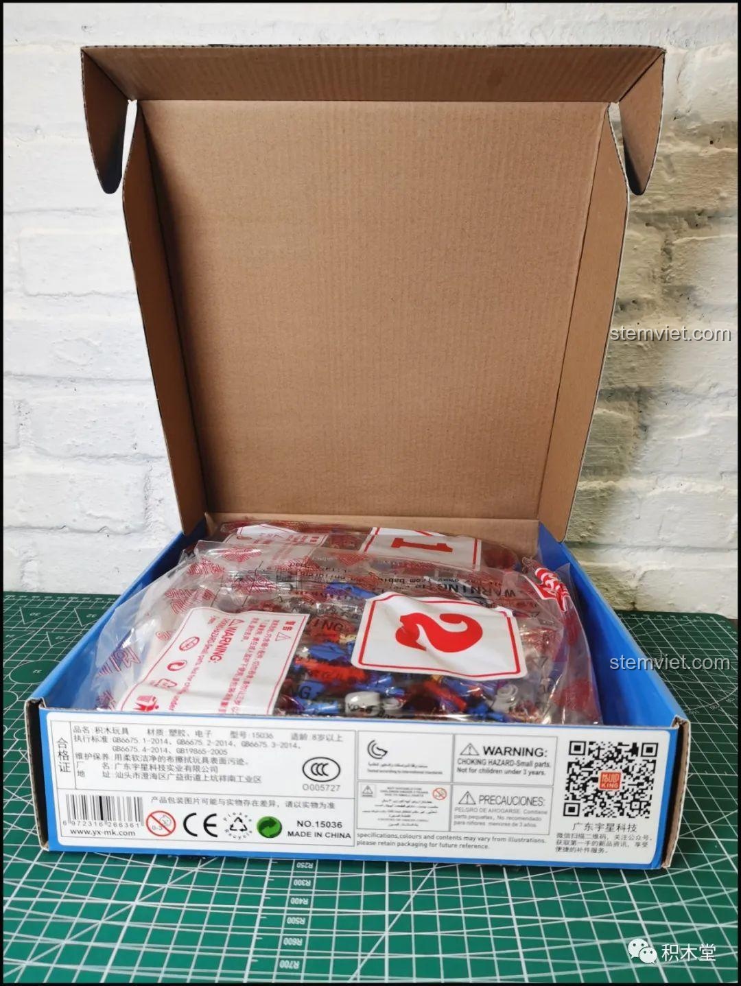 Hộp đồ chơi Mould King Optimus Prime 15036 được mở ra, lộ ra các túi chi tiết được đánh số bên trong.