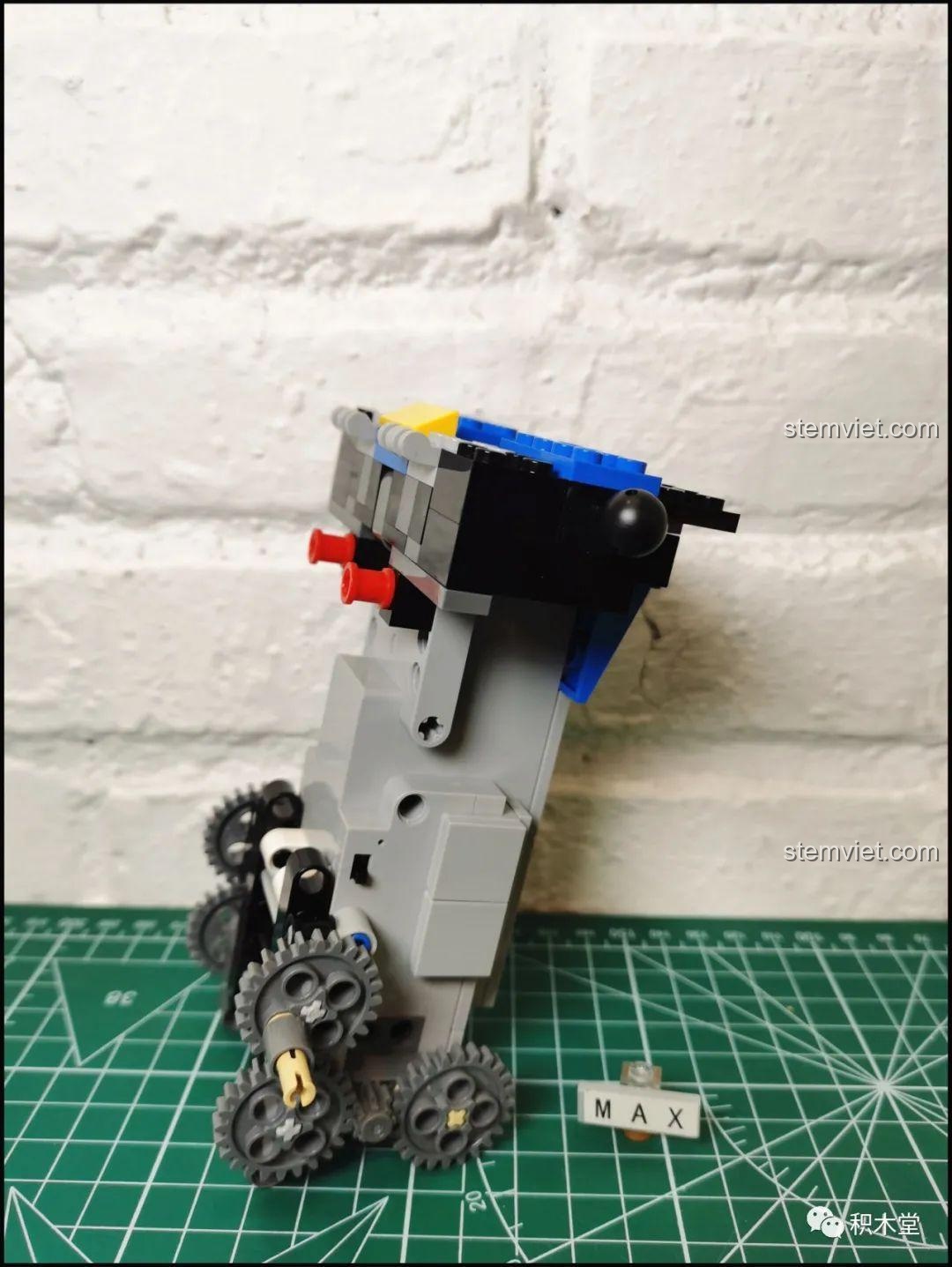 Phần thân robot Optimus Prime 15036 đang được lắp dở, cho thấy cấu trúc bên trong và các bánh răng.