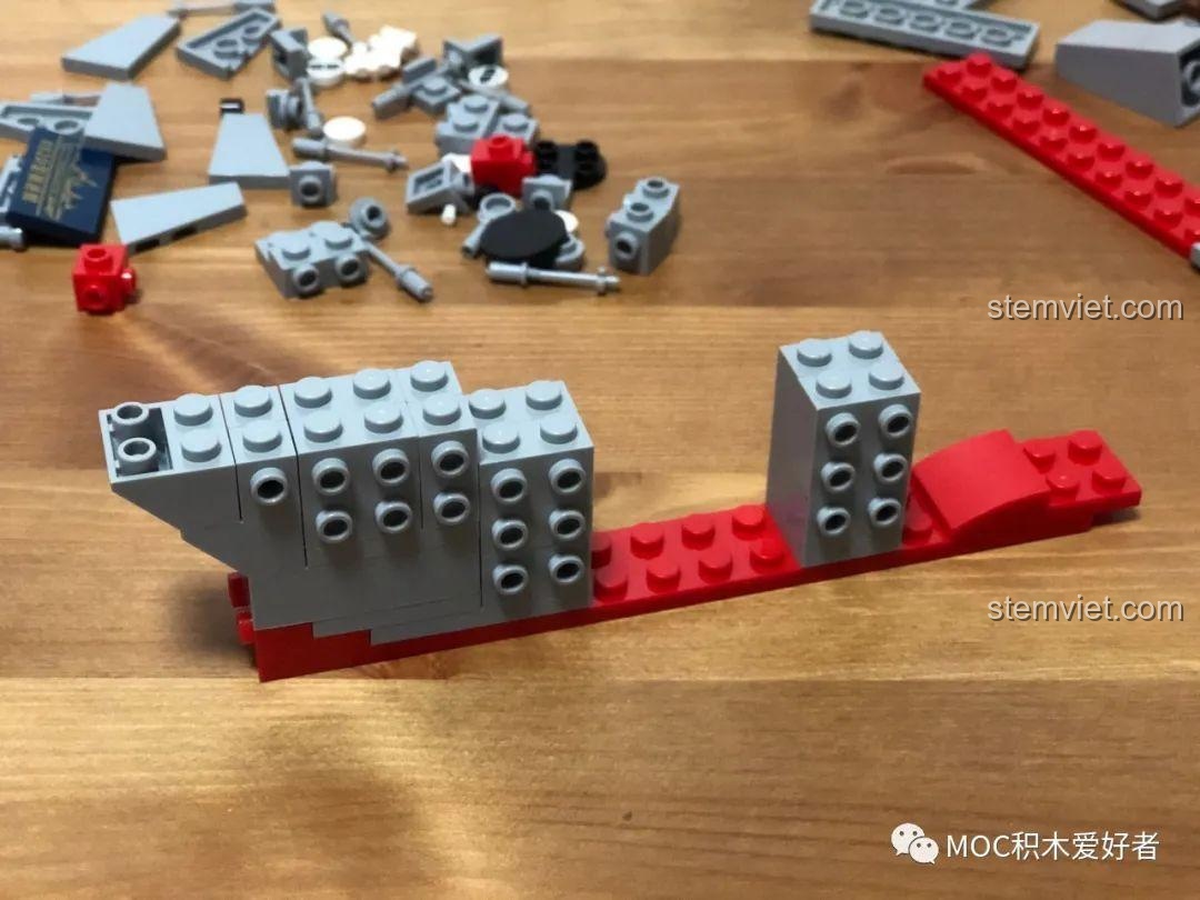 Quá trình lắp ráp phần thân dưới của bộ lắp ghép Tàu khu trục tên lửa Type 052D - Hạ Môn SEMBO 202072, sử dụng nhiều mảnh có đinh bên hông.