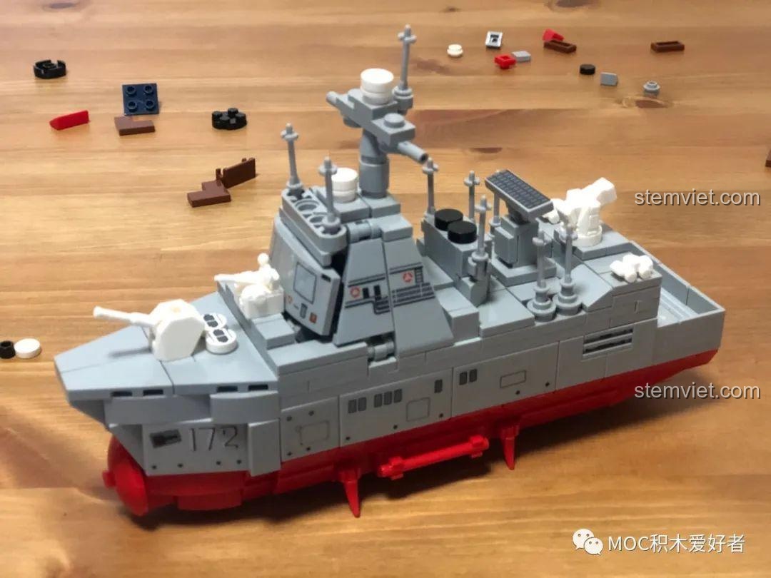 Mô hình Tàu khu trục tên lửa Type 052D - Hạ Môn SEMBO 202072 đã hoàn thiện phần thân, sẵn sàng cho việc trưng bày.