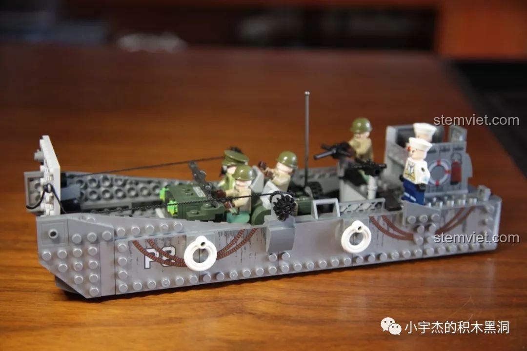 Xe Jeep đã hoàn toàn ra khỏi Tàu Đổ Bộ LCM3, sẵn sàng cho các nhiệm vụ trên bộ.