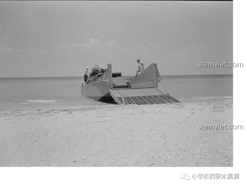 Tàu đổ bộ LCM3 đang hạ cửa để chuẩn bị cho phương tiện và binh lính tiến vào bờ.