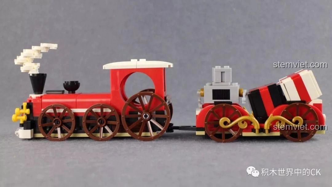 Ảnh mô hình tàu hỏa Winner 5036 Tàu Hỏa Giáng Sinh Trắng đã lắp ráp hoàn chỉnh, nhìn từ góc ngang, thể hiện rõ chiều dài của tàu và toa quà, cùng các bánh xe lớn màu nâu.