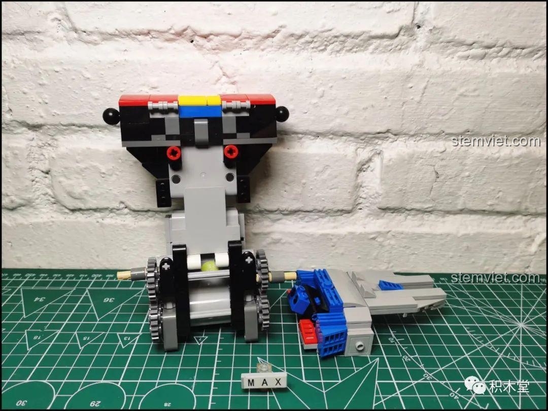 Phần thân robot Mould King 15036 được lắp thêm các tấm che, bắt đầu định hình dáng vẻ của Optimus Prime.