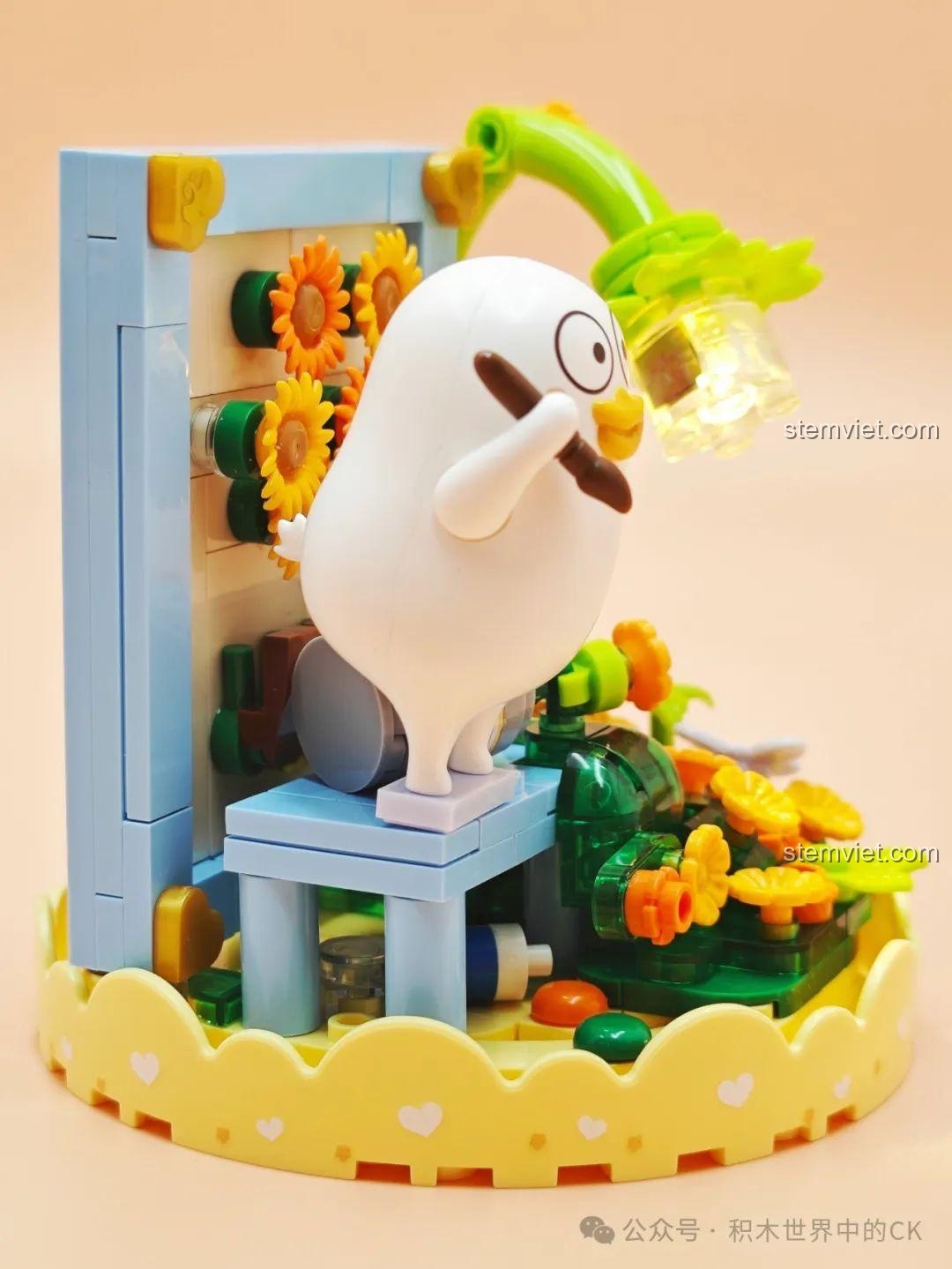 Cận cảnh Tiểu Lưu Vịt họa sĩ đang đứng trên ghế cầm cọ vẽ trong bộ lắp ráp SEMBO 612024. Đồ chơi mô hình Tiểu Lưu Vịt.