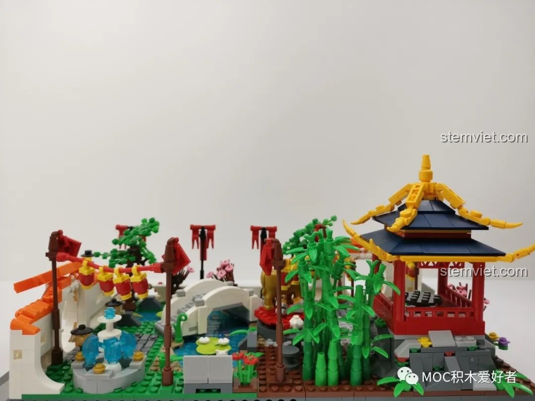 Cận cảnh cổng chính của đồ chơi mô hình vườn cổ trang cho bé gái trên 6 tuổi, chi tiết tinh xảo.