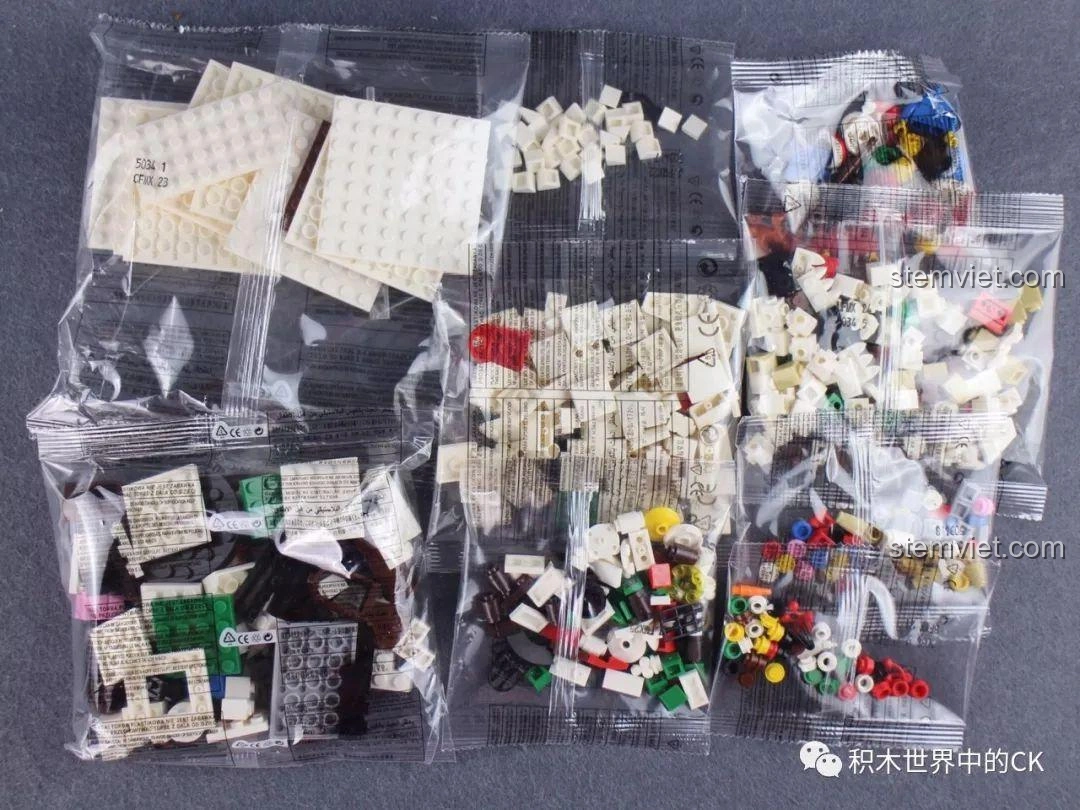 Các túi mảnh ghép của bộ lắp ráp Winner 5034 Giáng Sinh Trắng 4 trong 1 được phân loại rõ ràng.