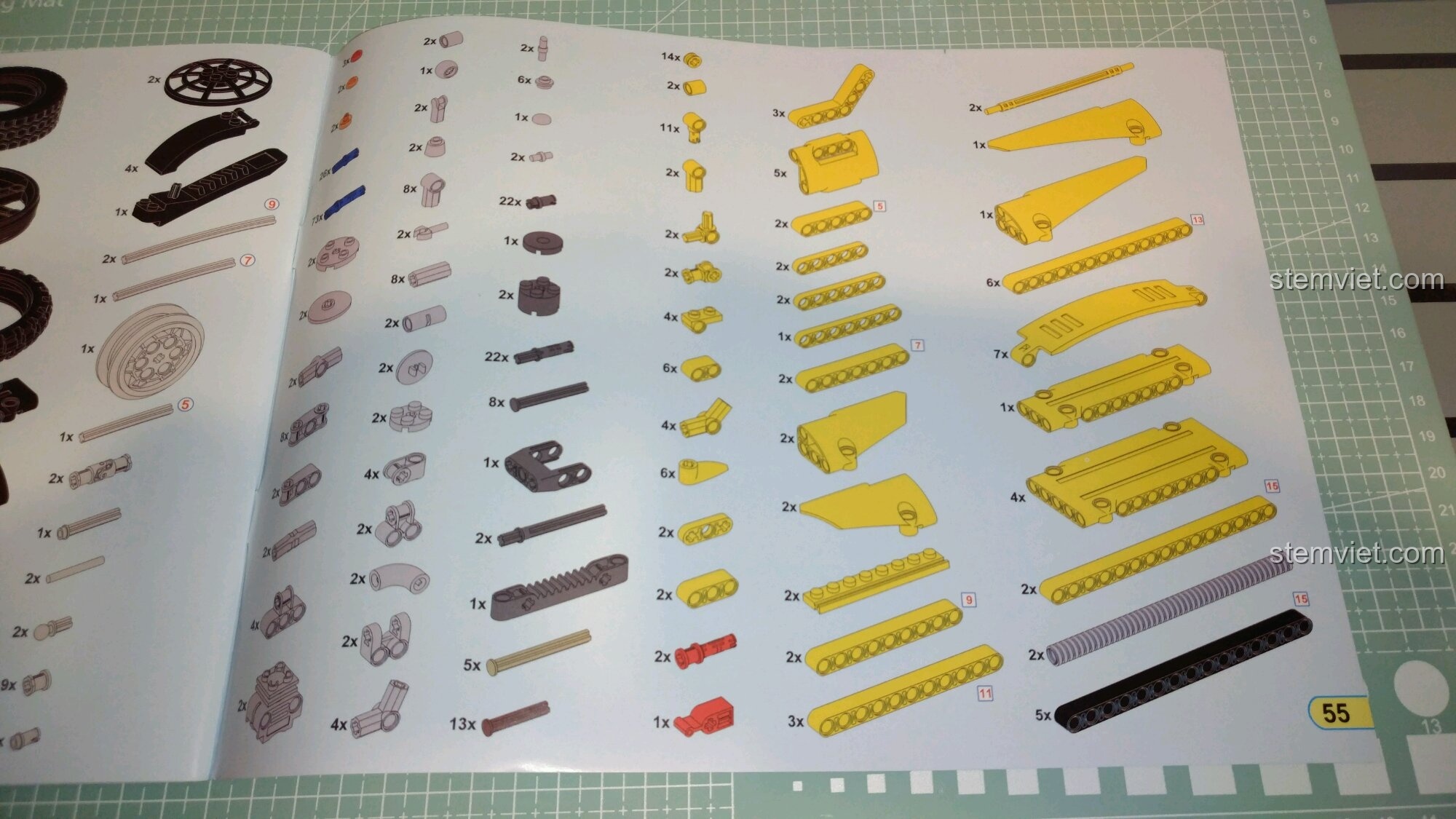 Chi tiết các mảnh ghép của đồ chơi mô hình Xe Ba Bánh Cổ Điển Morgan 3 Wheeler cho trẻ em 6 tuổi.