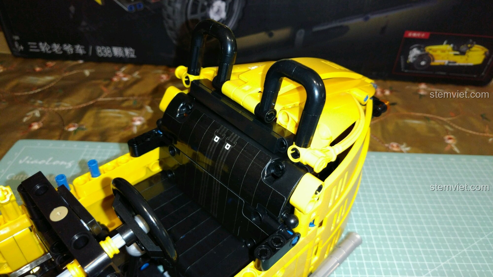 Cận cảnh động cơ từ góc nhìn khác của đồ chơi mô hình Xe Ba Bánh Cổ Điển Morgan 3 Wheeler.