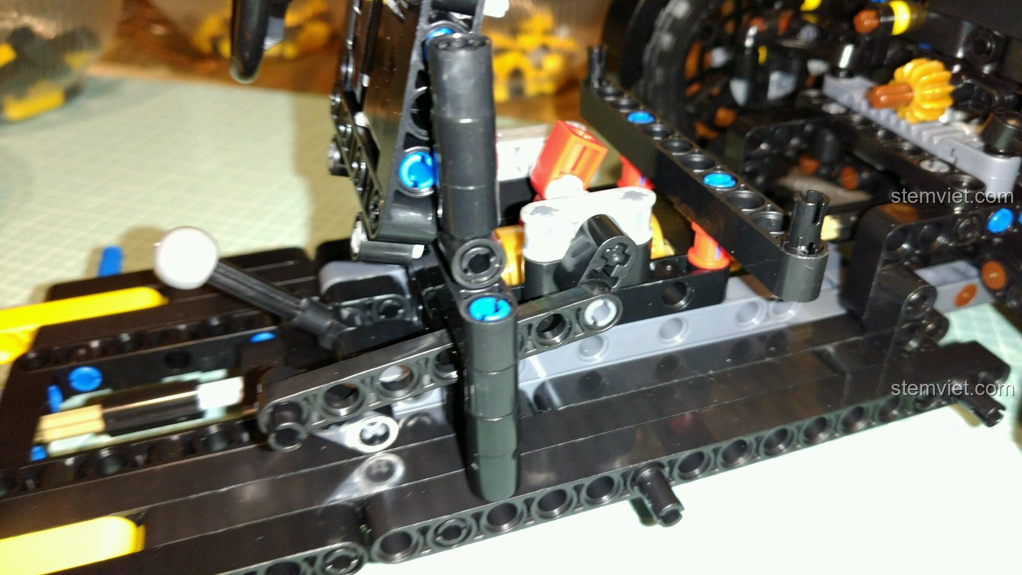 Ghế ngồi và các tấm thân xe của đồ chơi mô hình Xe Ba Bánh Cổ Điển Morgan 3 Wheeler cho trẻ em 6 tuổi.