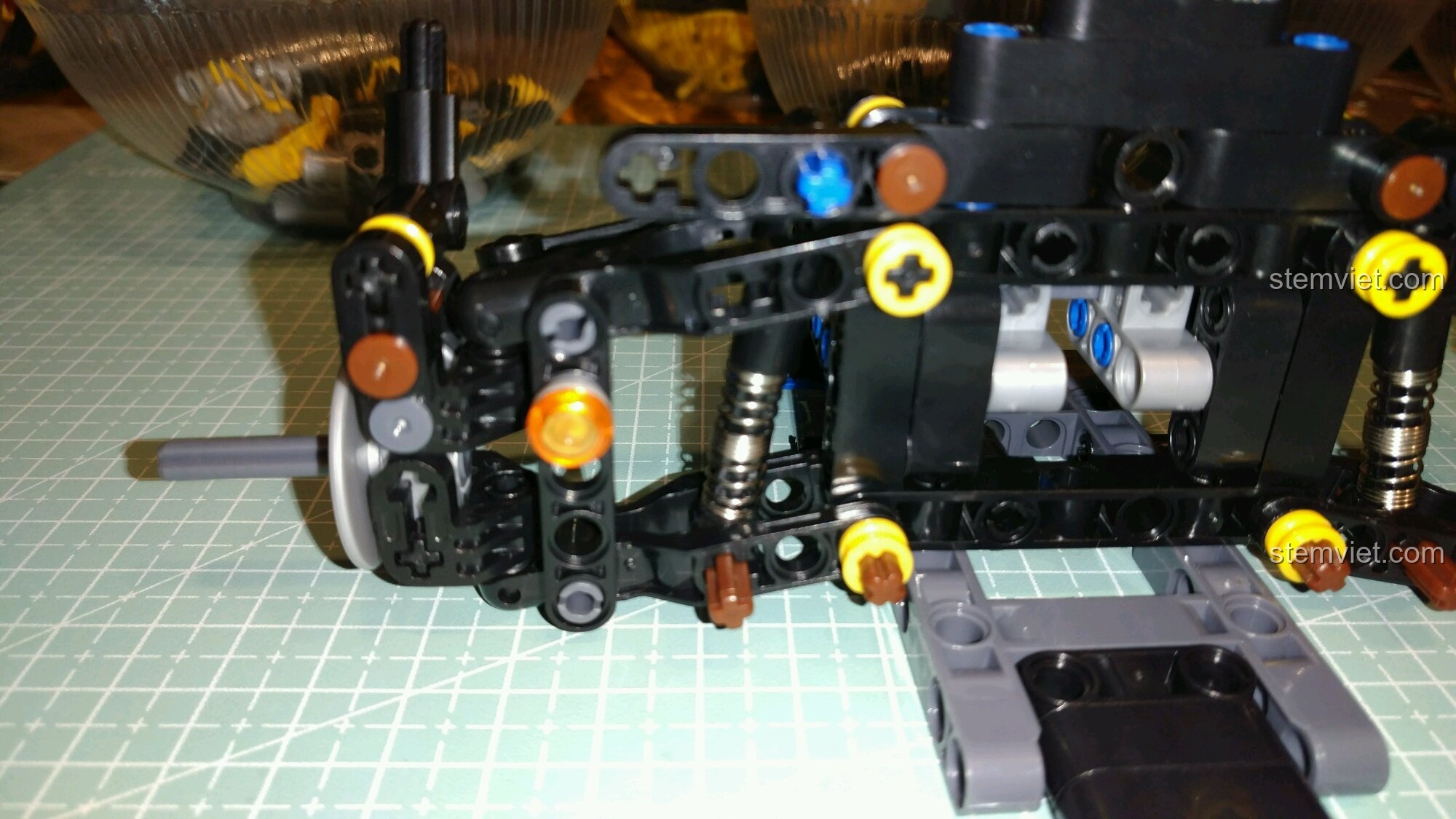 Hệ thống giảm xóc của đồ chơi mô hình Xe Ba Bánh Cổ Điển Morgan 3 Wheeler cho trẻ em 6 tuổi.