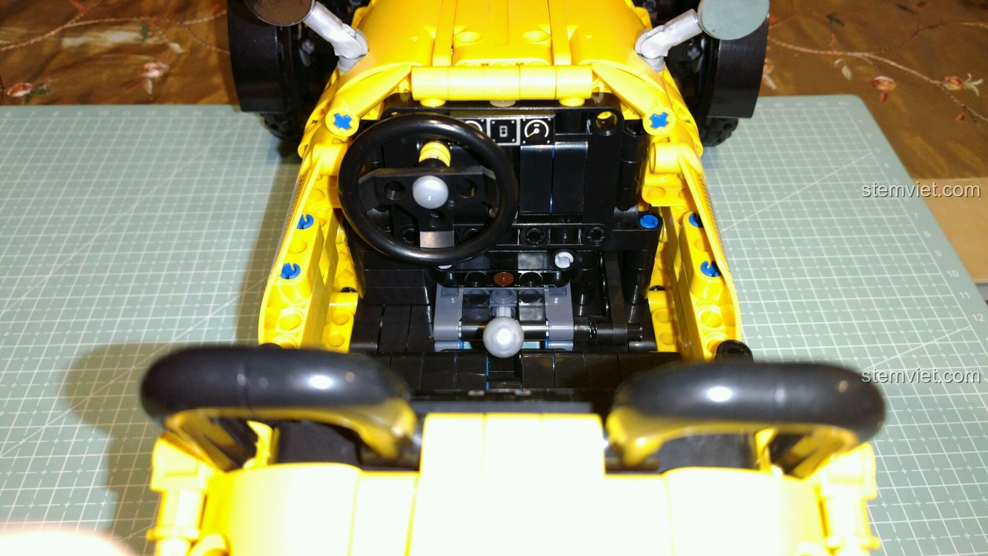 Mô hình hoàn chỉnh của đồ chơi mô hình Xe Ba Bánh Cổ Điển Morgan 3 Wheeler cho trẻ em 6 tuổi từ góc nhìn phía trước.