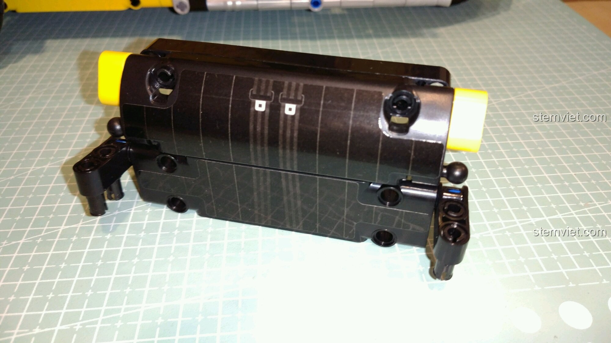 Cận cảnh bánh trước và hệ thống phanh của đồ chơi mô hình Xe Ba Bánh Cổ Điển Morgan 65.