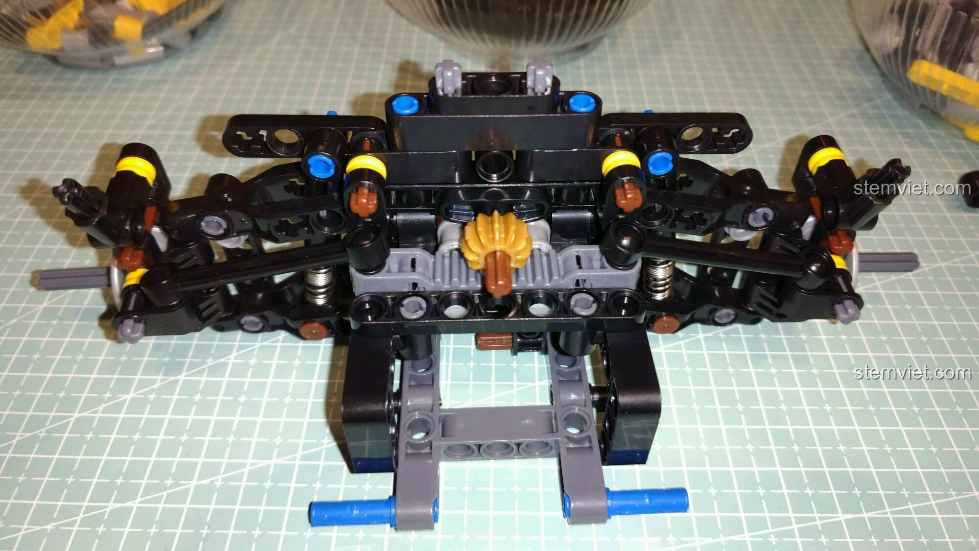 Cận cảnh hệ thống treo trước của đồ chơi mô hình Xe Ba Bánh Cổ Điển Morgan 65.