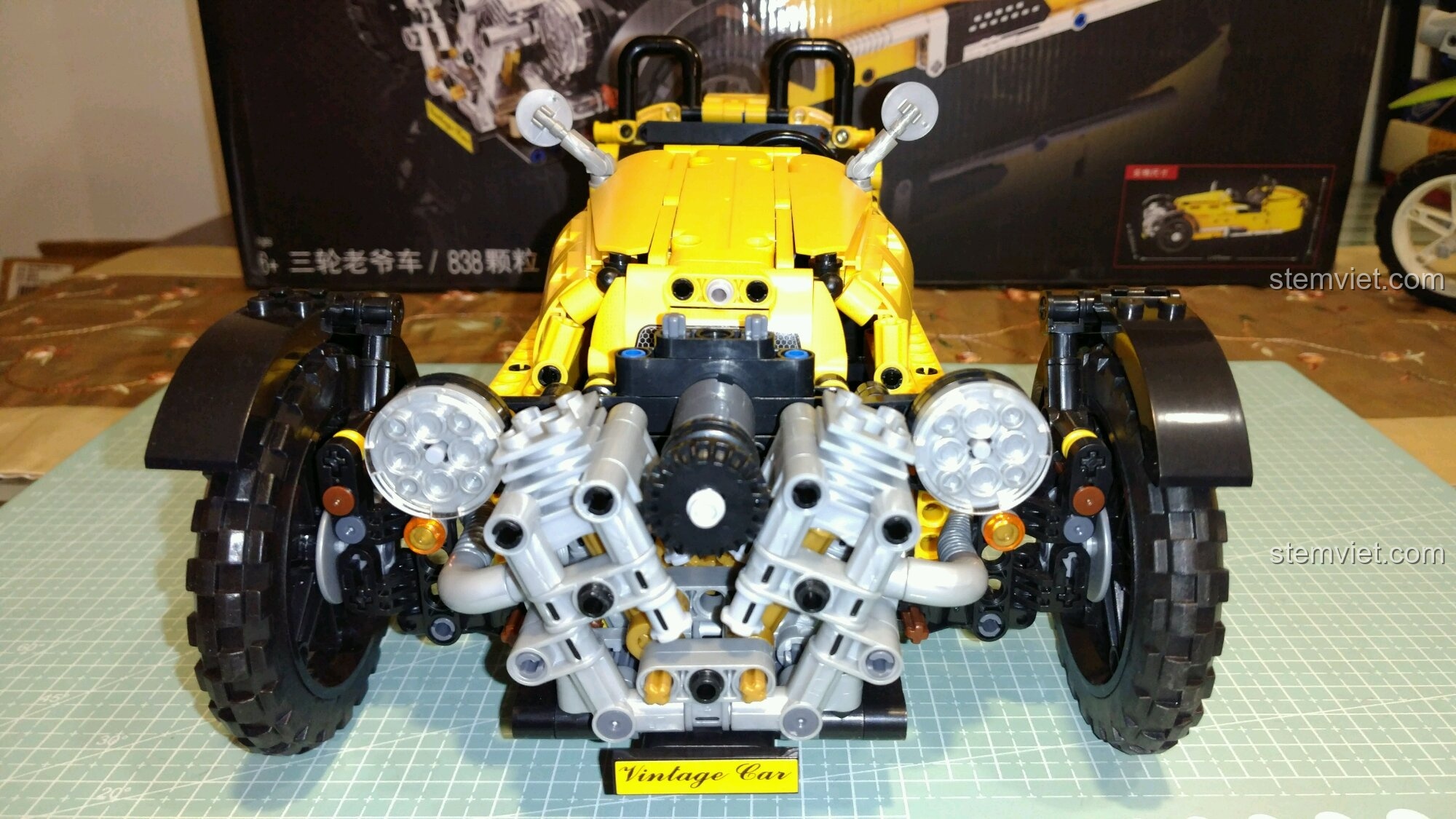 Mô hình hoàn chỉnh của đồ chơi mô hình Xe Ba Bánh Cổ Điển Morgan 65 từ góc nhìn phía trước.